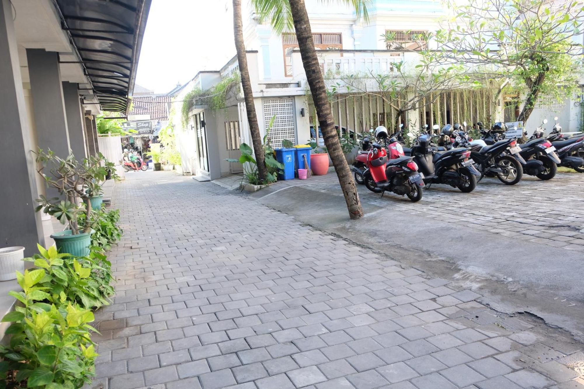 Palm Garden Kuta Hotel กูตา ภายนอก รูปภาพ
