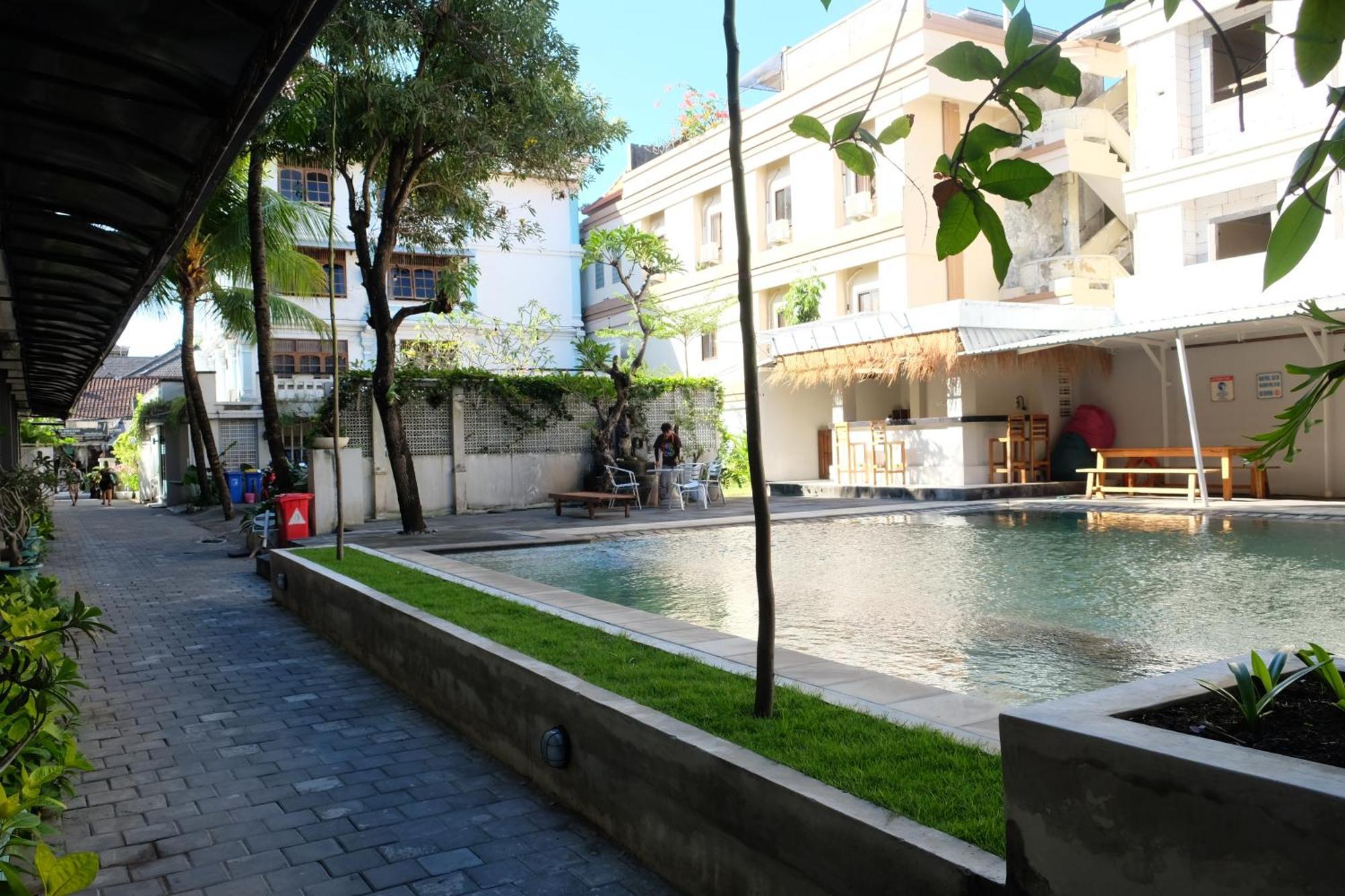 Palm Garden Kuta Hotel กูตา ภายนอก รูปภาพ